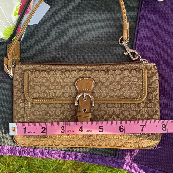 EUC Coach Wristlet - Picture 5 of 6